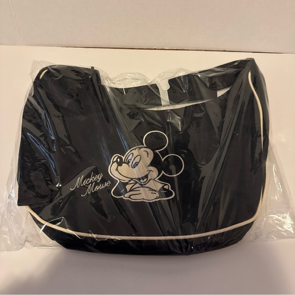 BAGGU Mickey Mouse Medium Nylon Crescent Bag Disney Store Exclusive NWT - Picture 5 of 6
